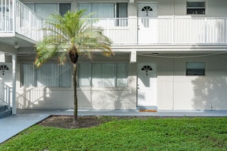 La Estancia Apartments in Oakland Park, FL - Foto de edificio - Building Photo