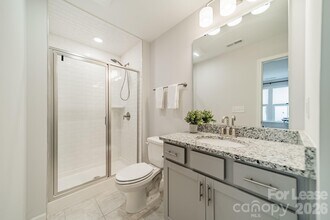 4040 Hidden Oaks Dr in Charlotte, NC - Building Photo - Building Photo