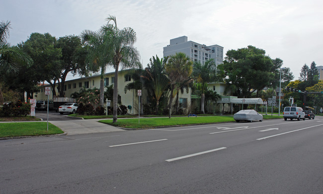 Colony Apartments in St. Petersburg, FL - Foto de edificio - Building Photo