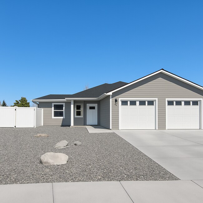 119 Grant Dr, Unit A in Ephrata, WA - Foto de edificio - Building Photo