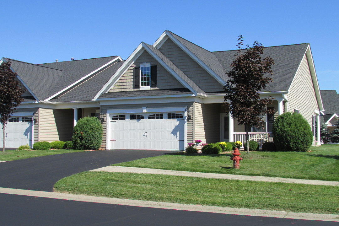 Cottage Grove Townhomes in North Chili, NY - Foto de edificio