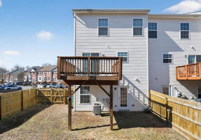 211 Dundee Pl in Fredericksburg, VA - Foto de edificio - Building Photo