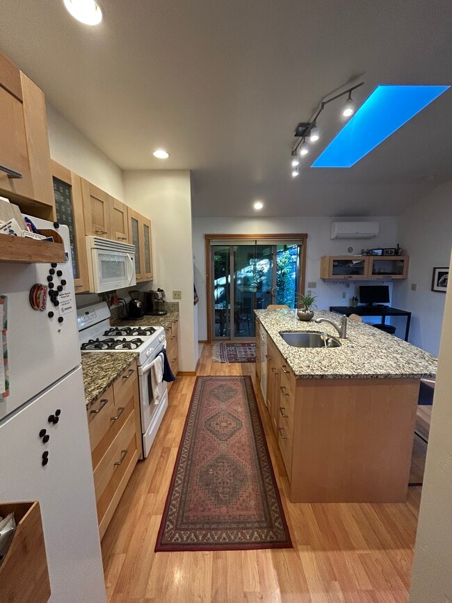 1843 Rebecca Ave, Unit 1 in Hood River, OR - Building Photo - Building Photo
