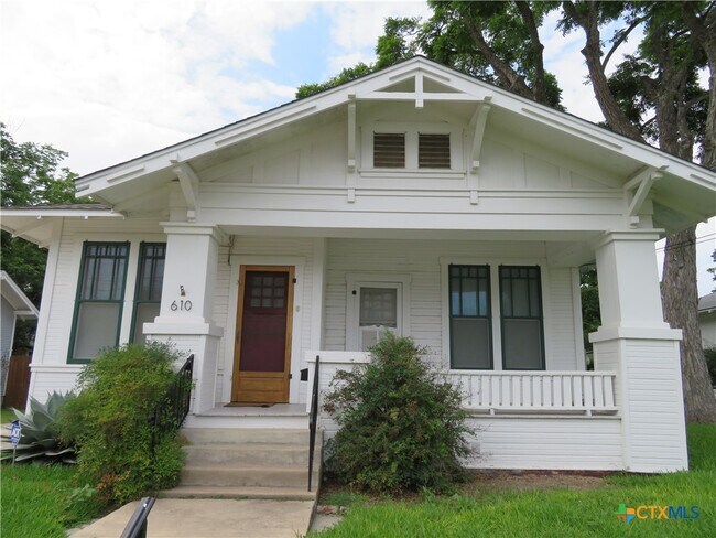 610 E Krezdorn St in Seguin, TX - Building Photo - Building Photo