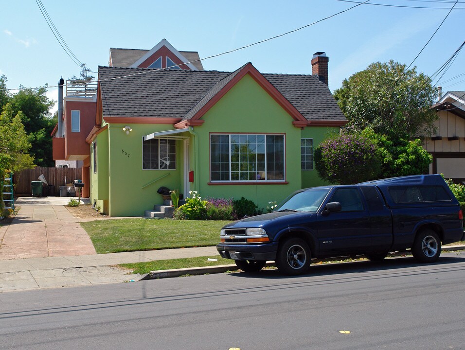 607 N Claremont St in San Mateo, CA - Building Photo