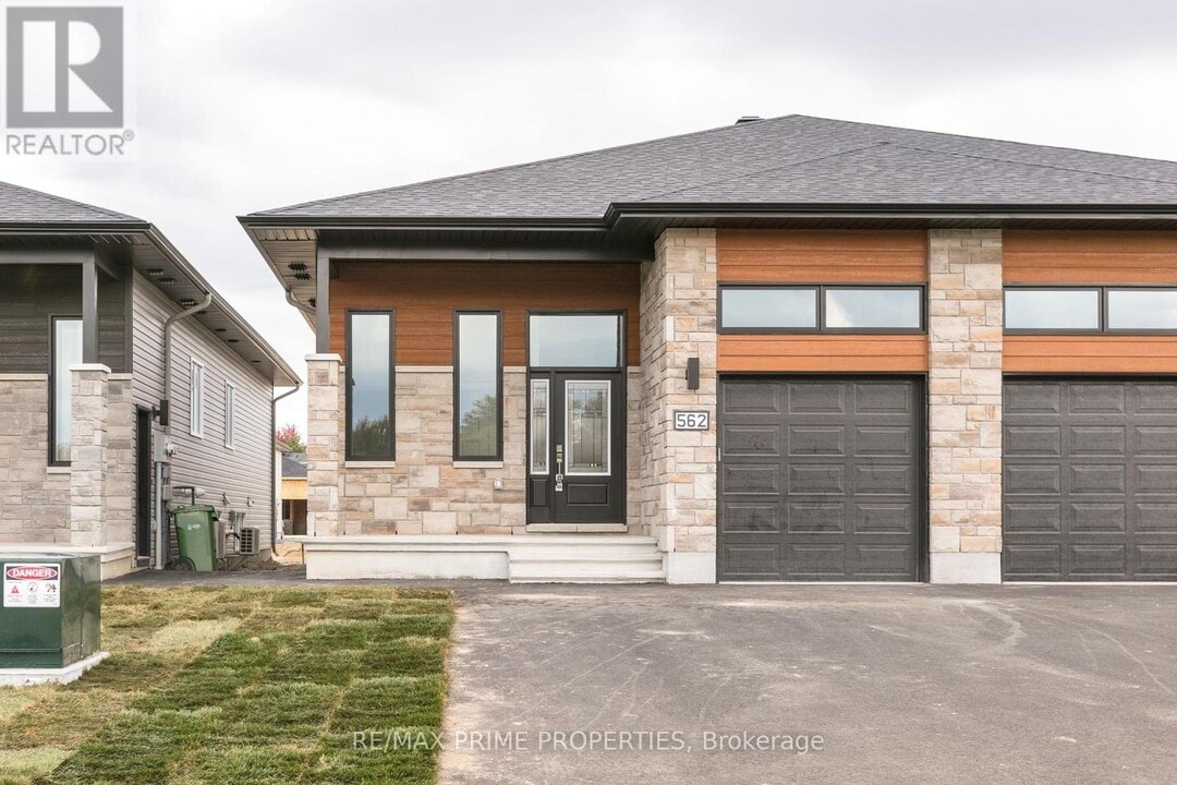 562 Russell St in Russell, ON - Building Photo