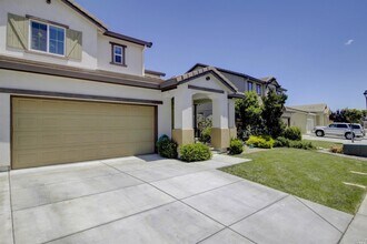 8013 Finchley Court in Vacaville, CA - Building Photo - Building Photo