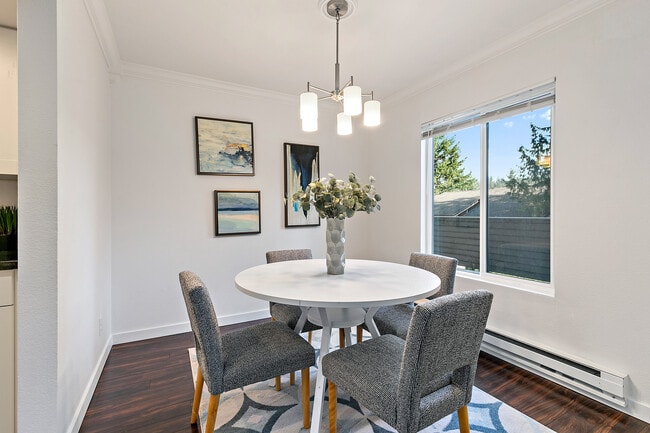 10418 Northeast 32nd Place, Unit C105 in Bellevue, WA - Building Photo - Building Photo