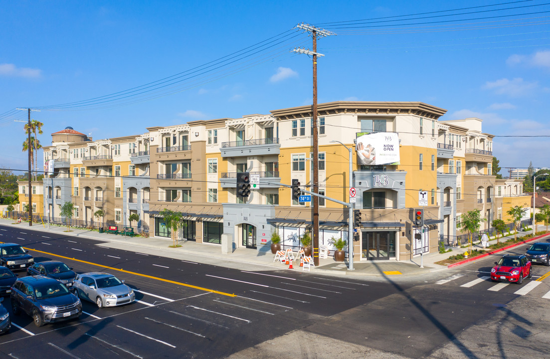 7403 in Los Angeles, CA - Foto de edificio