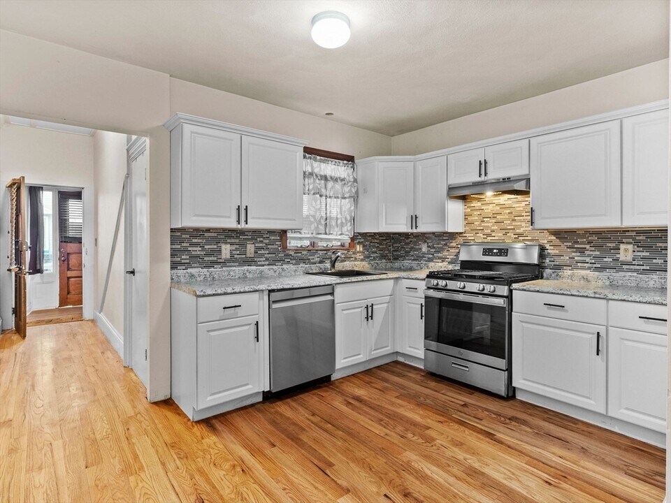 16 Newbury St, Unit 1 in Somerville, MA - Foto de edificio
