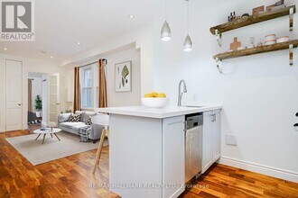 2066 Gerrard St E in Toronto, ON - Building Photo - Building Photo