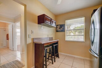219 Lake Meryl Dr in West Palm Beach, FL - Building Photo - Building Photo