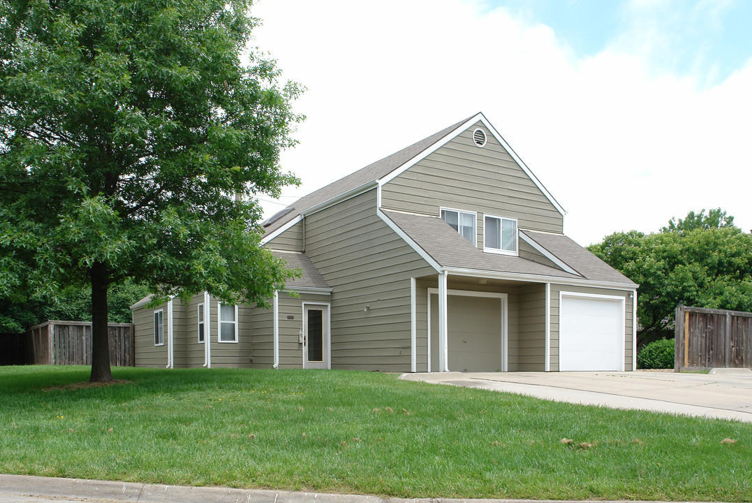 Hawthorn Place Townhomes in Lawrence, KS - Building Photo