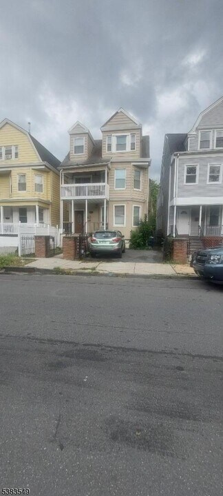 180 N 16th St in East Orange, NJ - Building Photo