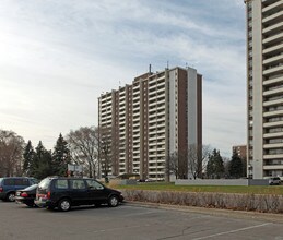 Bentley Apartments in Toronto, ON - Building Photo - Building Photo