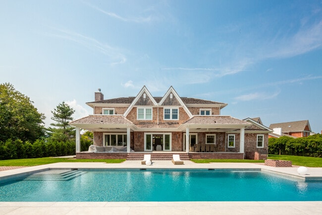 126 Somerset Ave in Southampton, NY - Building Photo - Building Photo