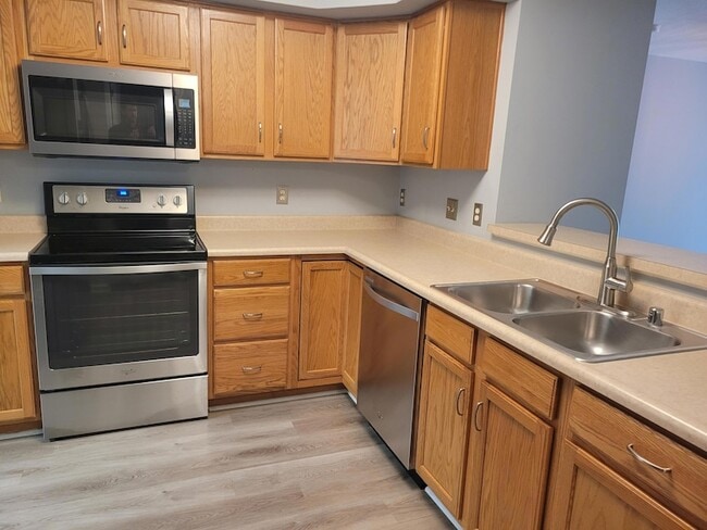 1612 Ashley Ct, Unit 102 in Florence, KY - Foto de edificio - Building Photo