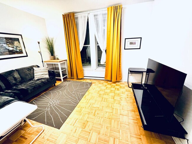 4848 Rue Sainte-Catherine E in Montréal, QC - Building Photo - Building Photo