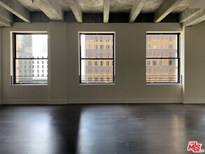 727 W 7th St in Los Angeles, CA - Building Photo - Building Photo