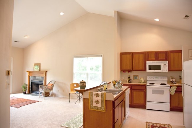 Woods at Latimer (1 bed/1 bath community) in Bloomington, IN - Foto de edificio - Building Photo