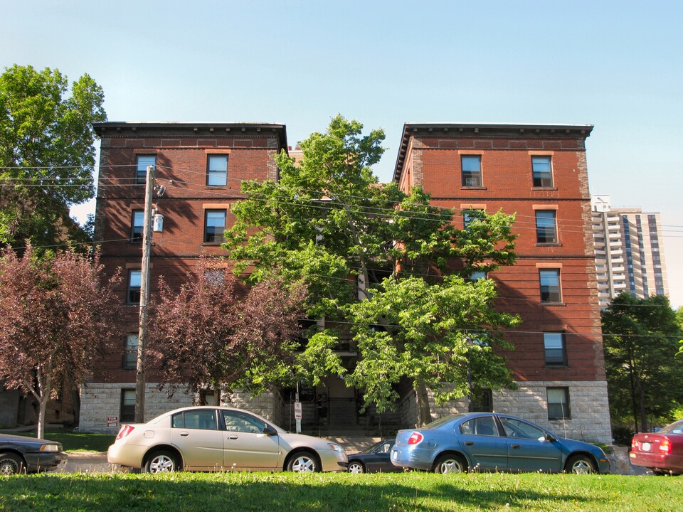 Guthrie Square Apartments in Minneapolis, MN - Building Photo