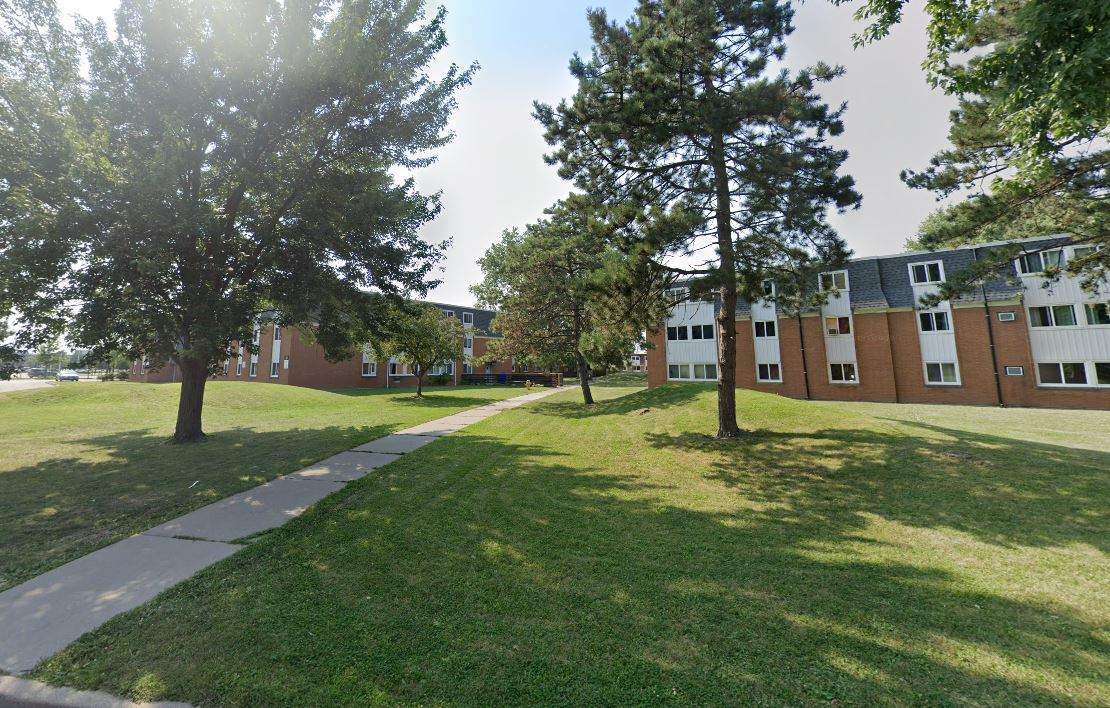 Courtyards of Parkway in Windsor, ON - Building Photo