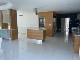 1000 N Shore Dr in Miami, FL - Building Photo