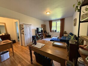 633 Old Post Rd in Bedford, NY - Building Photo - Building Photo