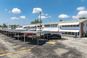 Town Apartments North in St. Petersburg, FL - Building Photo - Building Photo