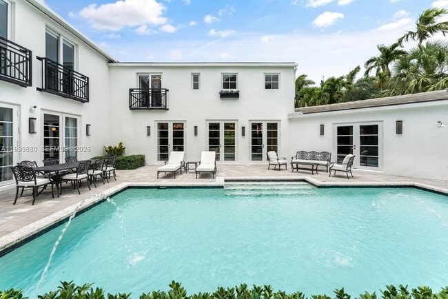 2887 Pine Tree Dr in Miami Beach, FL - Building Photo - Building Photo