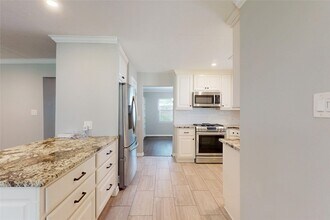 5850 Braesheather Dr in Houston, TX - Building Photo - Building Photo