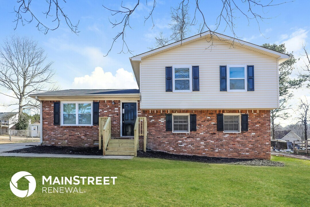 1687 Spoonbill Rd in Jonesboro, GA - Foto de edificio