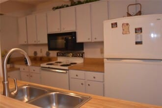 1526 Pelican Point Dr, Unit 144 in Sarasota, FL - Building Photo - Building Photo