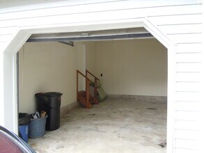 28 Kingswood Rd in Branchburg, NJ - Foto de edificio - Building Photo