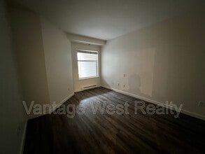 555-555 Yates Rd in Kelowna, BC - Building Photo - Building Photo