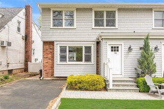38 Dunes Ln in Port Washington, NY - Building Photo - Building Photo