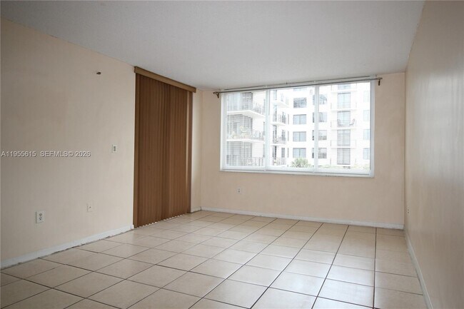 17890 W Dixie Hwy in North Miami Beach, FL - Foto de edificio - Building Photo