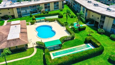 700 Village Green Ct in Palm Springs, FL - Building Photo - Building Photo