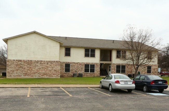 property at 909 W 7th St