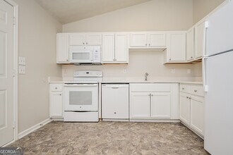 546 Forest Hill Dr in Stockbridge, GA - Foto de edificio - Building Photo