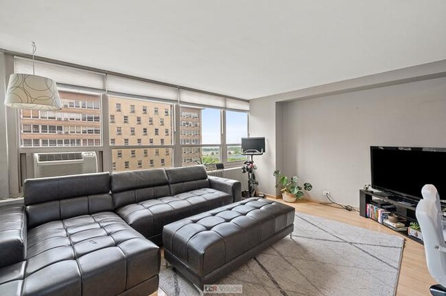 3950 N Lake Shore Dr, Unit 2022 in Chicago, IL - Building Photo - Building Photo