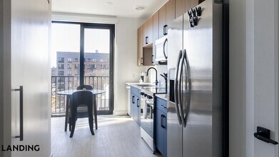 1007 S Mint St, Unit 724 in Charlotte, NC - Building Photo - Building Photo