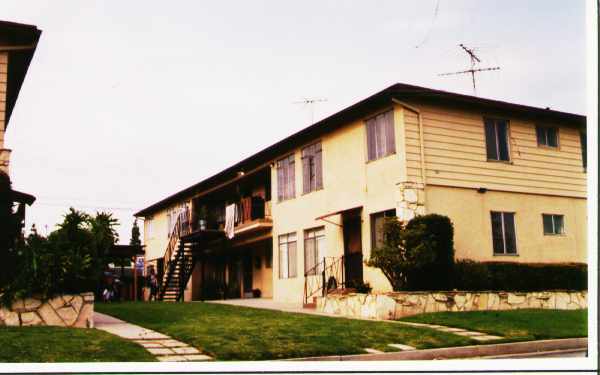 131-151 W Pinehurst St in La Habra, CA - Building Photo - Building Photo