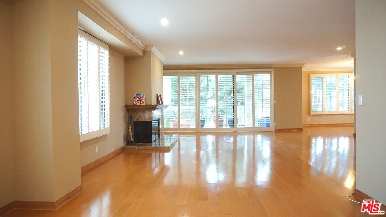 4460 Wilshire Blvd-Unit -503 in Los Angeles, CA - Building Photo