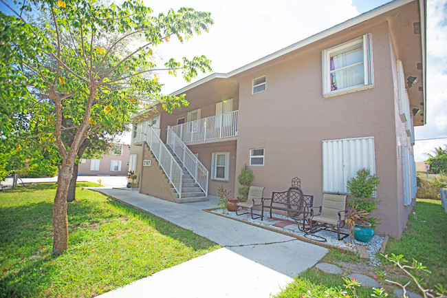 8 Units, 3 Separate Garages in Boynton Beach, FL - Building Photo - Other