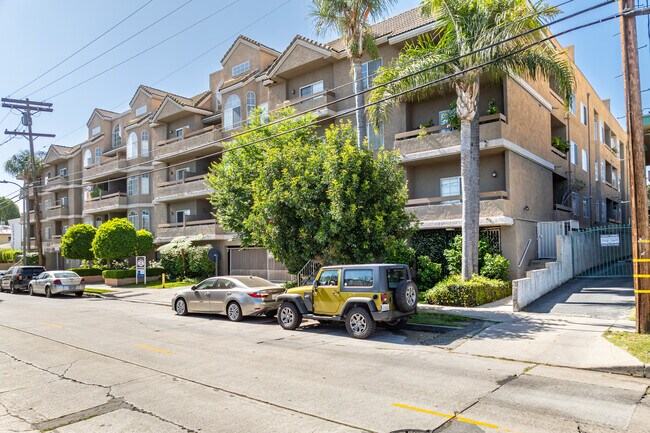 14960 Dickens St in Sherman Oaks, CA - Building Photo - Building Photo