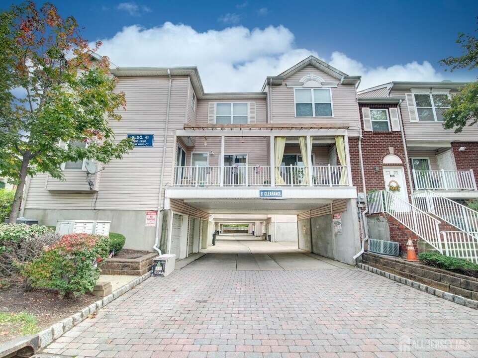 558 Great Beds Ct in Perth Amboy, NJ - Building Photo
