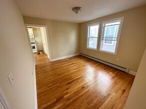 13 Aubin St, Unit 3 in Amesbury, MA - Foto de edificio - Building Photo