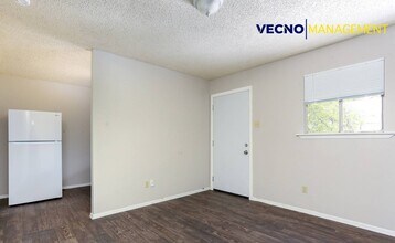 102 E Cheryl Dr in San Antonio, TX - Foto de edificio - Building Photo