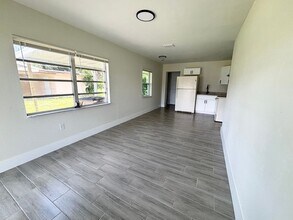559-561 Wood Ave in Ft. Myers, FL - Building Photo - Building Photo